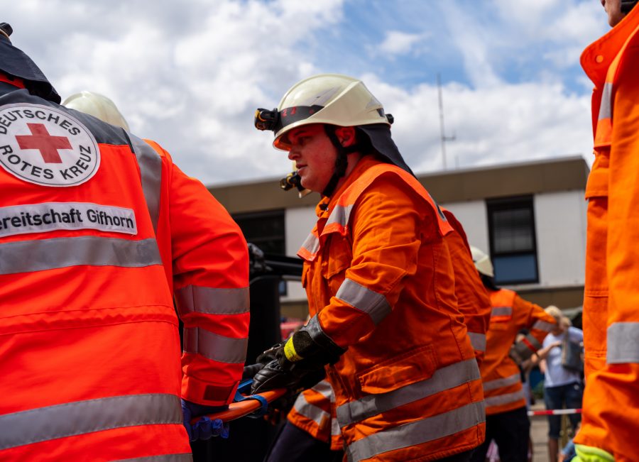 Das Foto zeigt die Freiwillige Feuerwehr des Ortes Hillerse bei einer gemeinsamen Vorführung einer technischen Hilfeleistungen mit der Kreisbereitscahft Gifhorn des Deutschen Roten Kreuzes. Es ist unter anderem der Abgeordnete Raulfs im Einsatz zu sehen. Er ist aktives Mitglieder der FFW Hillerse.