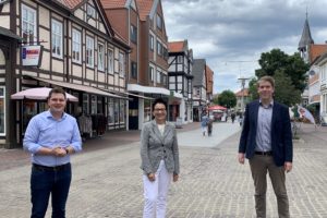 Raulfs, Tippelt und Pache stehen in der Gifhorner Innenstadt.