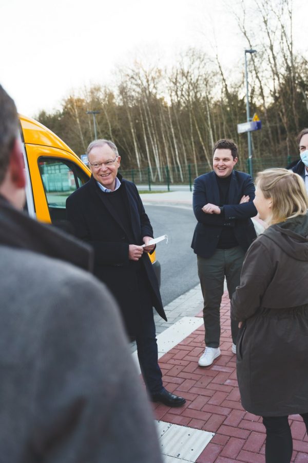 Stephan Weil, Philipp Raulfs und Kirsikka Lansmann vor dem Flexobus