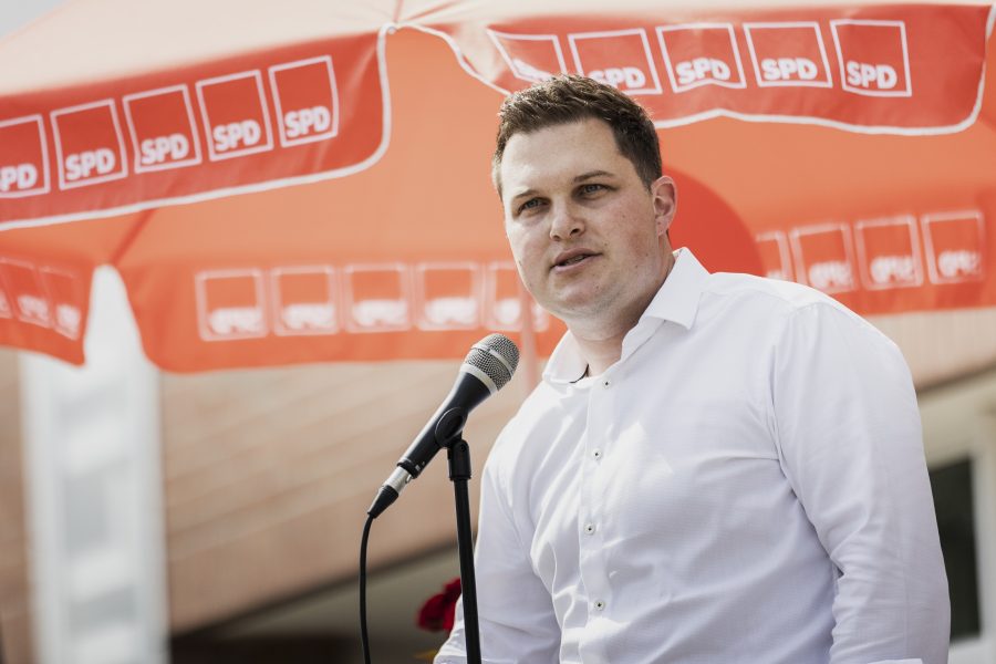 Philipp Raulfs begrüßt die Menschen auf dem Marktplatz