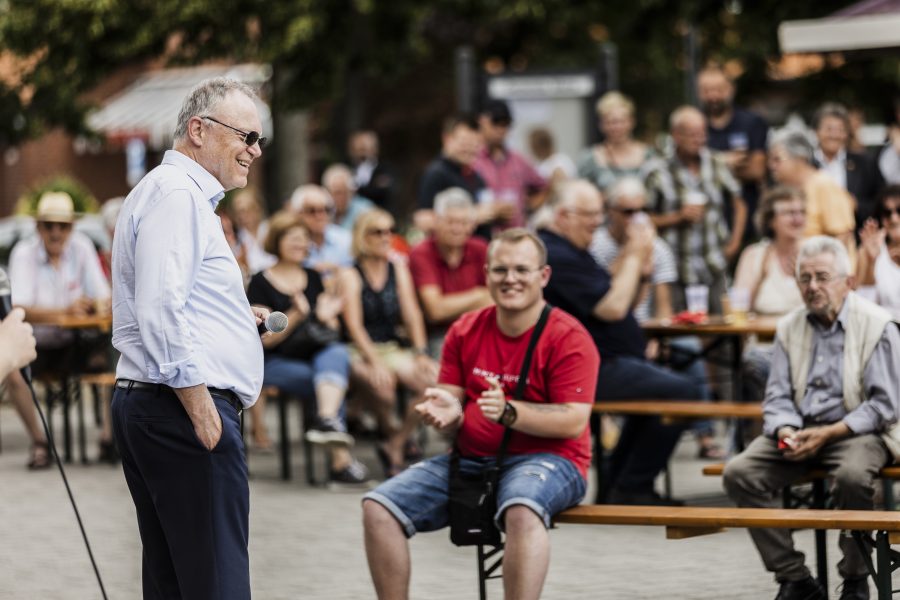 Stephan Weil auf dem Marktplatz in Meine