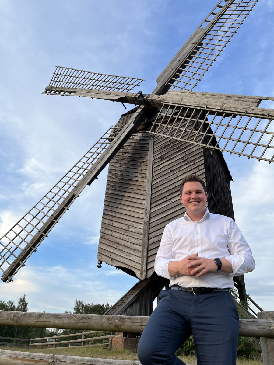 Philipp Raulfs vor der Bockwindmühle in Gifhorn