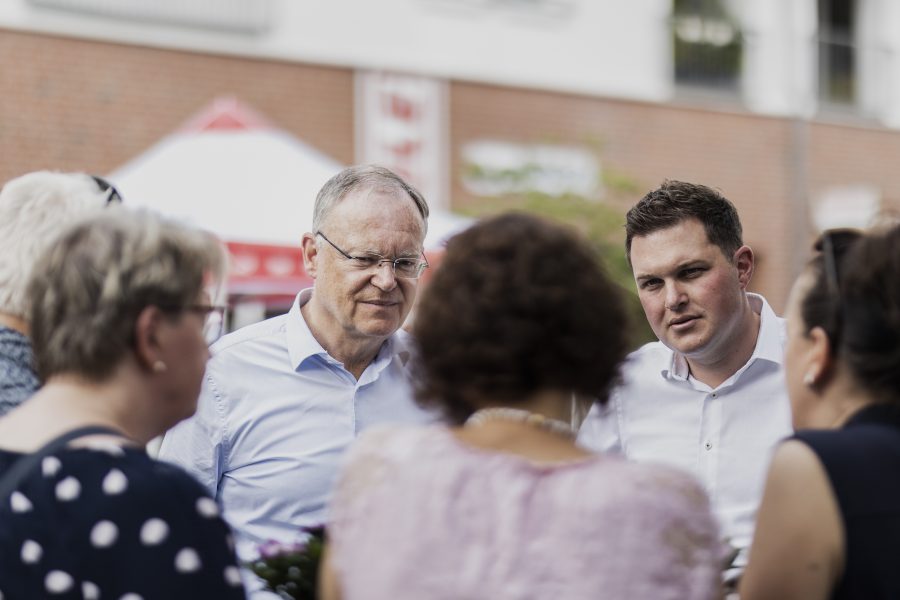 Stephan Weil und Philipp Raulfs im Austausch mit Ehrenamtlichen