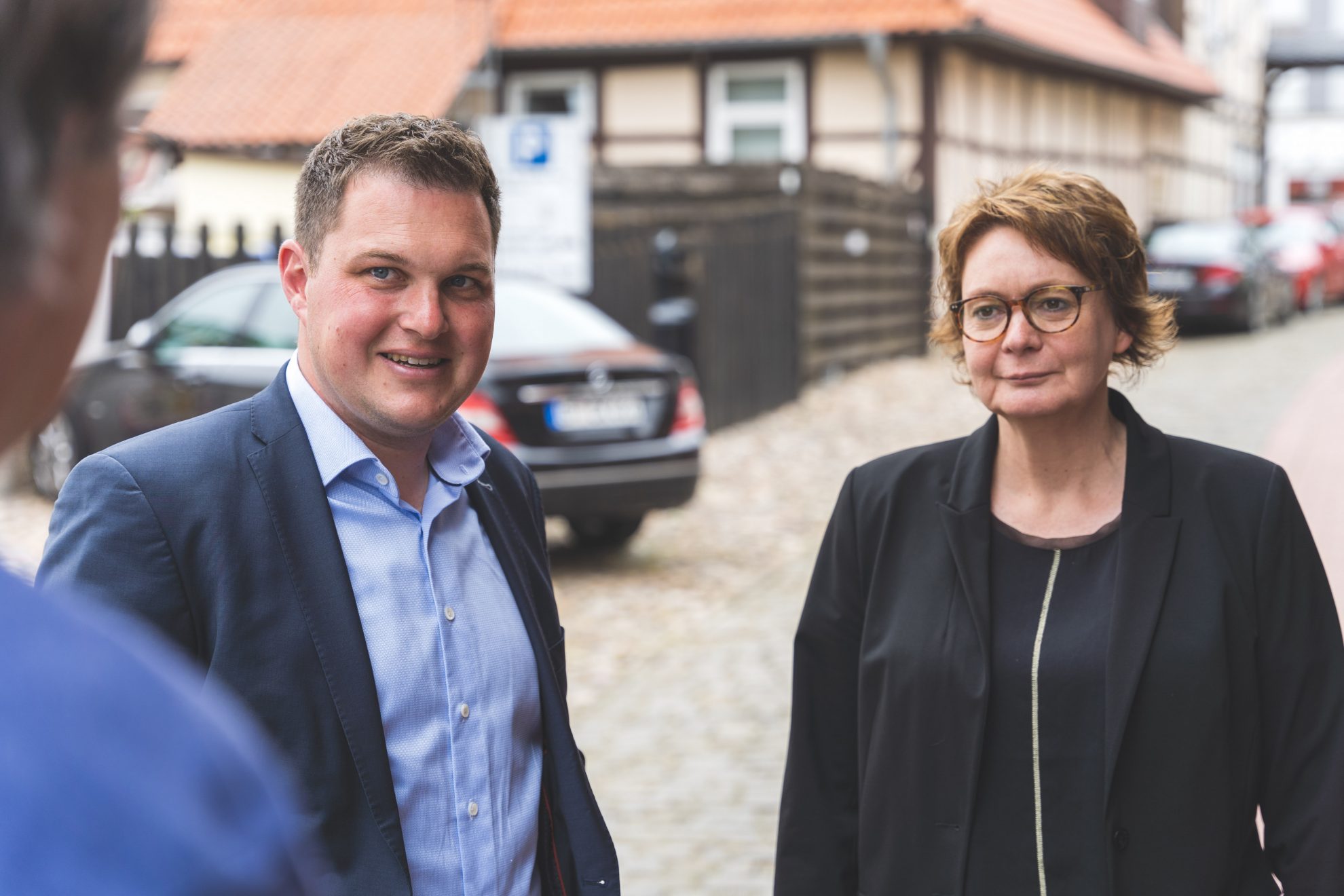 Philipp Raulfs und Daniela Behrens vor dem Mehrgenerationenhaus in Gifhorn