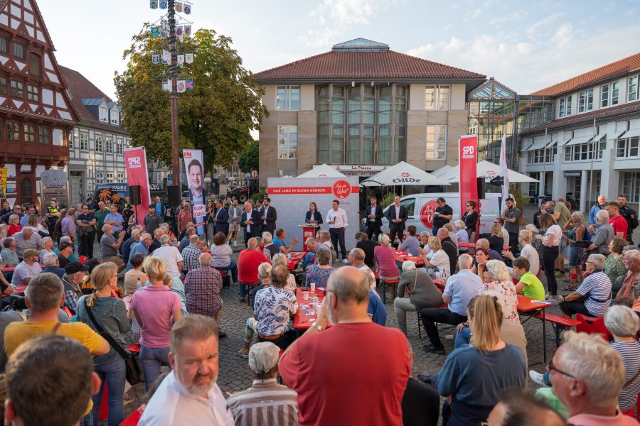 Stephan Weil und Philipp Raulfs auf dem Marktplatz